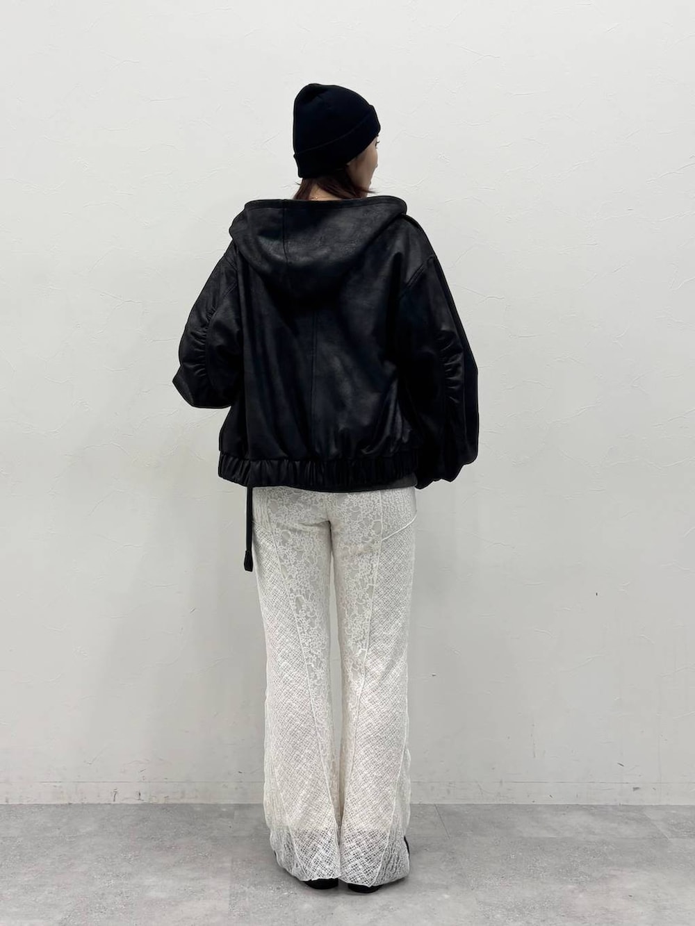 ブラック系のローファー、ブラック系のブルゾン、ホワイト系のその他パンツを着用したレディースの冬コーディネートの6枚目の写真