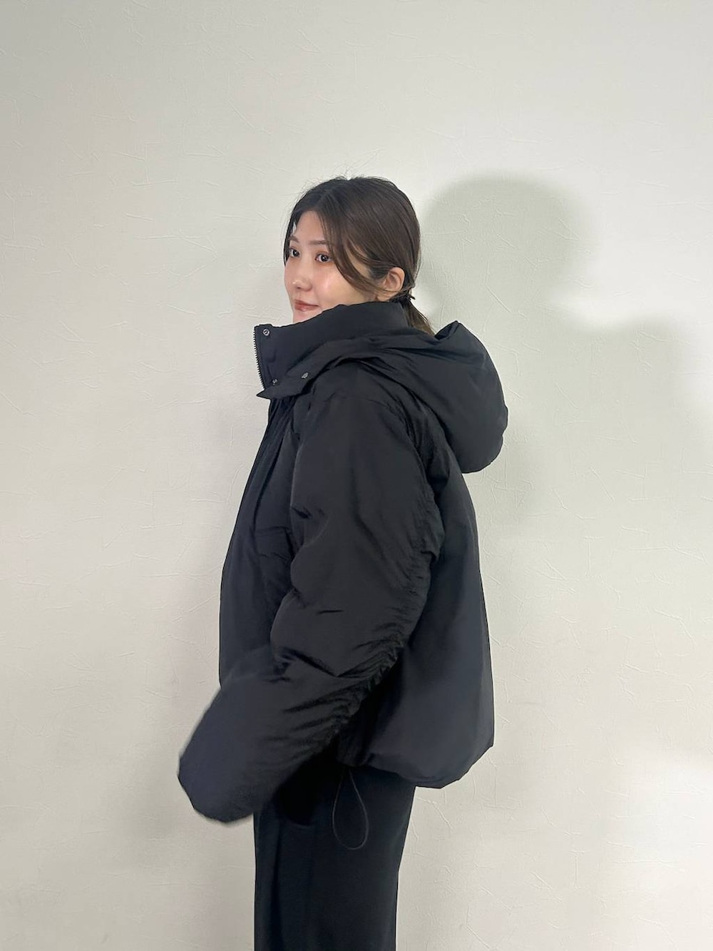 ブラウン系のその他シューズ、ブラック系のスウェットパンツ、グリーン系のカーディガン/ボレロを着用したレディースの冬コーディネートの5枚目の写真