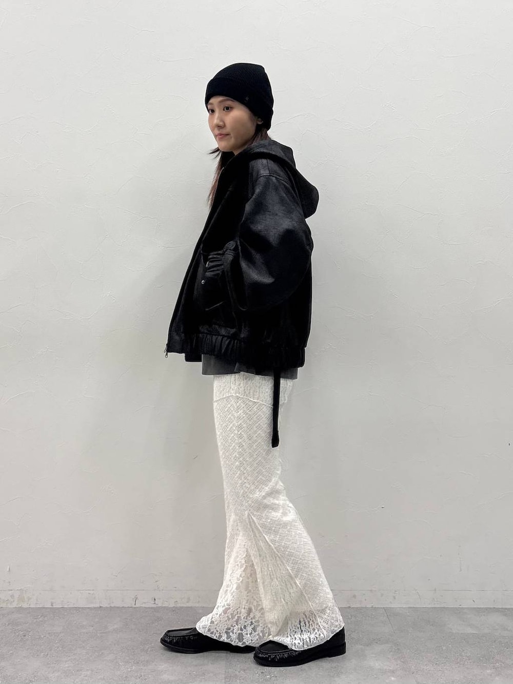 ブラック系のローファー、ブラック系のブルゾン、ホワイト系のその他パンツを着用したレディースの冬コーディネートの4枚目の写真