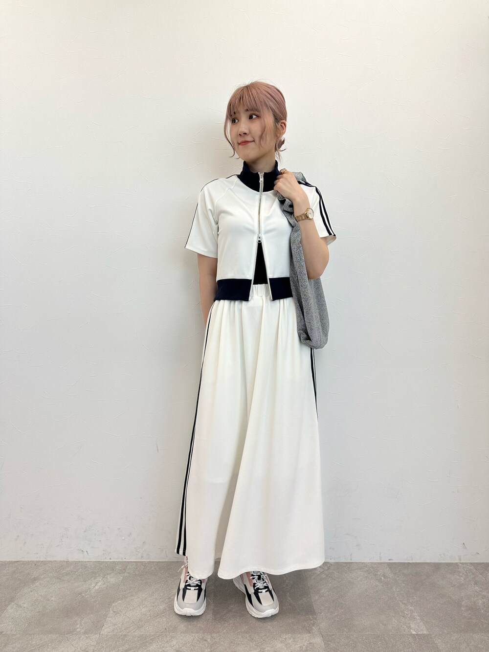 ホワイト系のジャケット/アウター、ホワイト系のスカート、シルバー系のショルダーバッグを着用したレディースの春コーディネートの3枚目の写真