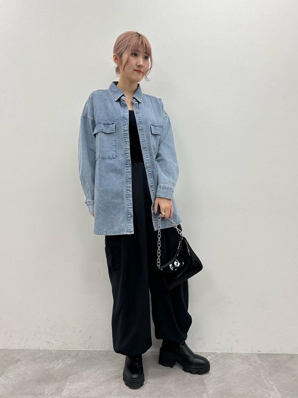 ブルー系のシャツ/ブラウス、ブラック系のカーゴパンツ、ブラック系のキャミソールを着用したレディースの春コーディネートの3枚目の写真