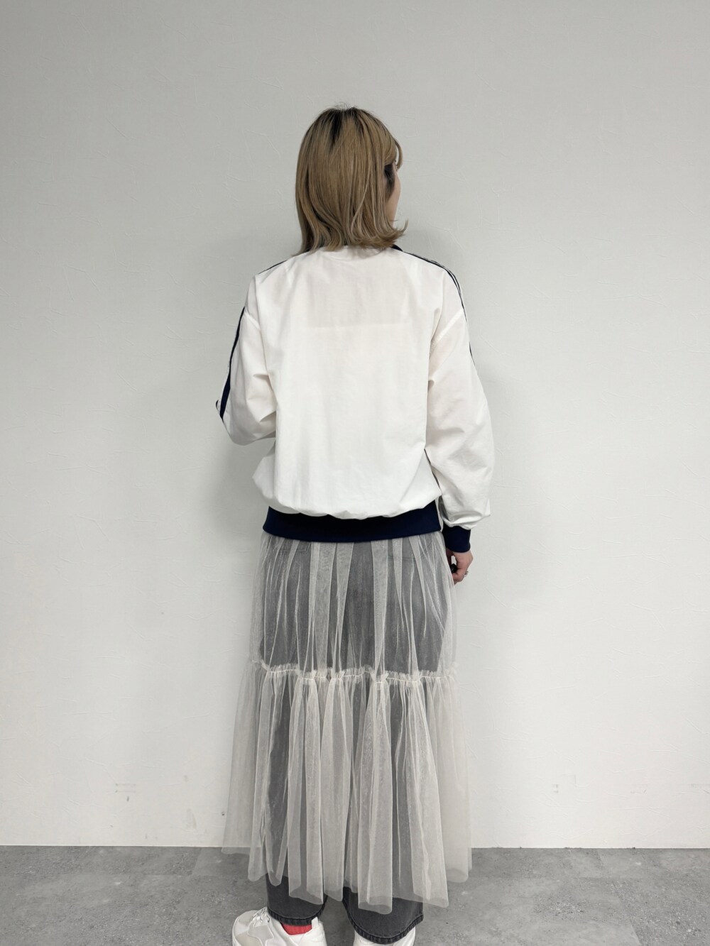 ホワイト系のジャケット/アウター、ホワイト系のワンピース、ホワイト系のスニーカーを着用したレディースの春コーディネートの3枚目の写真