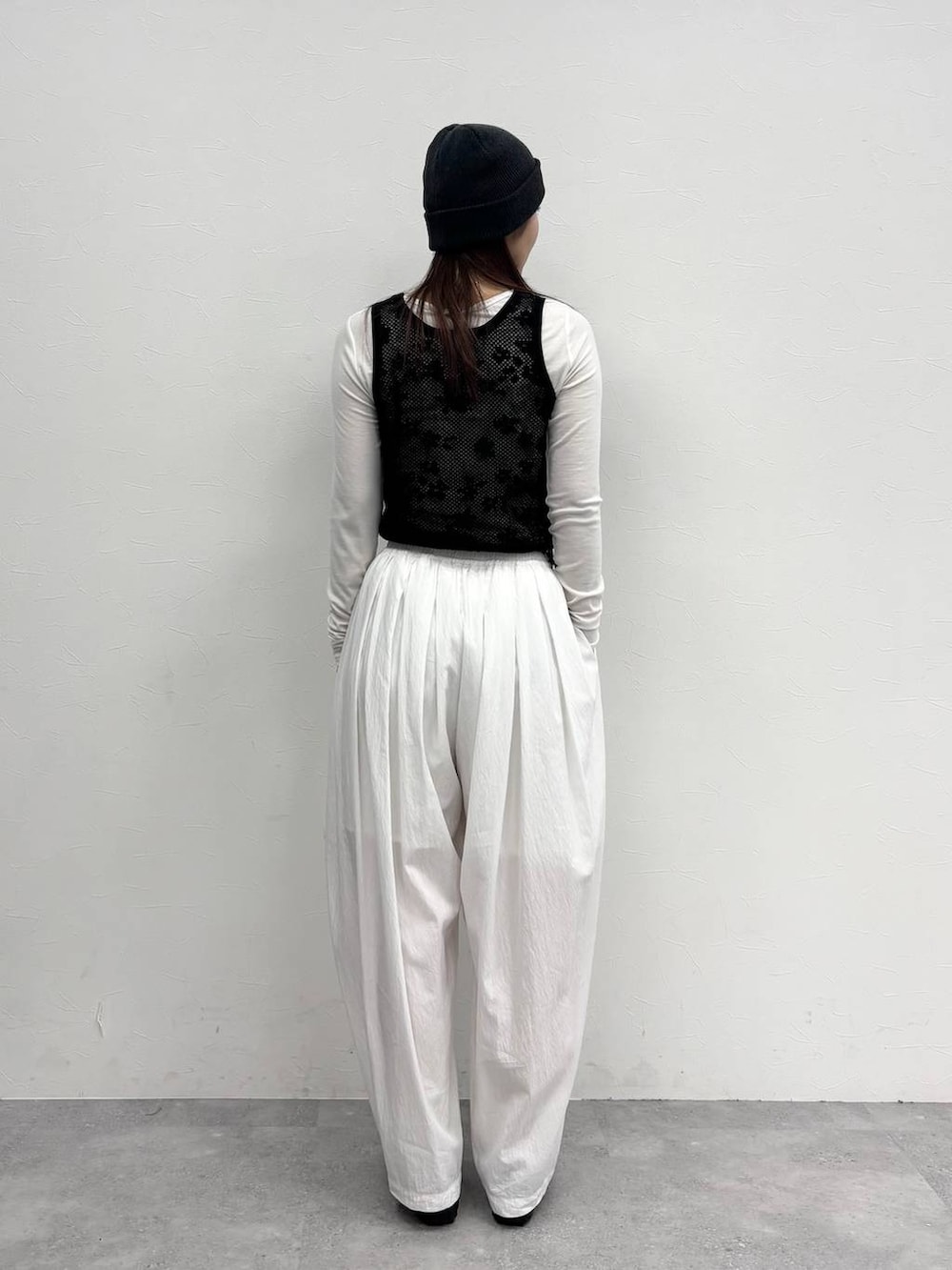 ホワイト系のTシャツ/カットソー、ブラック系のスニーカー、ホワイト系のカーゴパンツを着用したレディースの春コーディネートの3枚目の写真