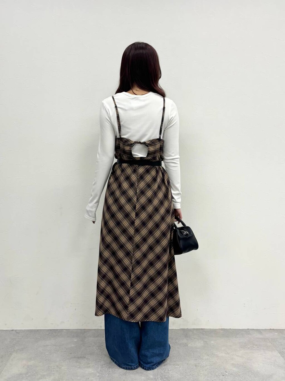 ホワイト系のTシャツ/カットソー、ブラック系のボストンバッグ、ブラック系のローファーを着用したレディースの冬コーディネートの4枚目の写真