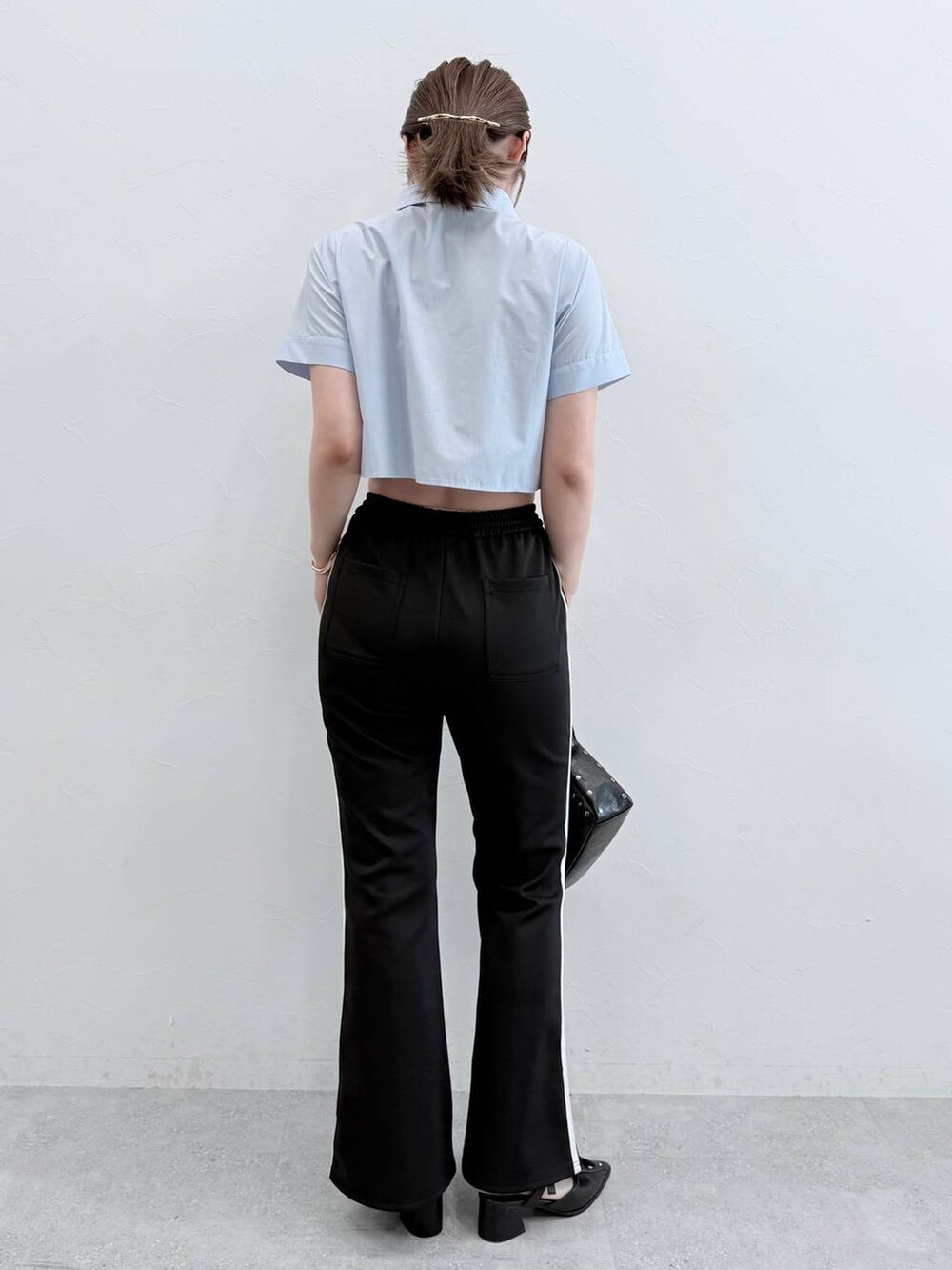 ブラック系のパンプス、ブラック系のその他パンツ、ブラック系のハンドバッグを着用したレディースの春コーディネートの4枚目の写真