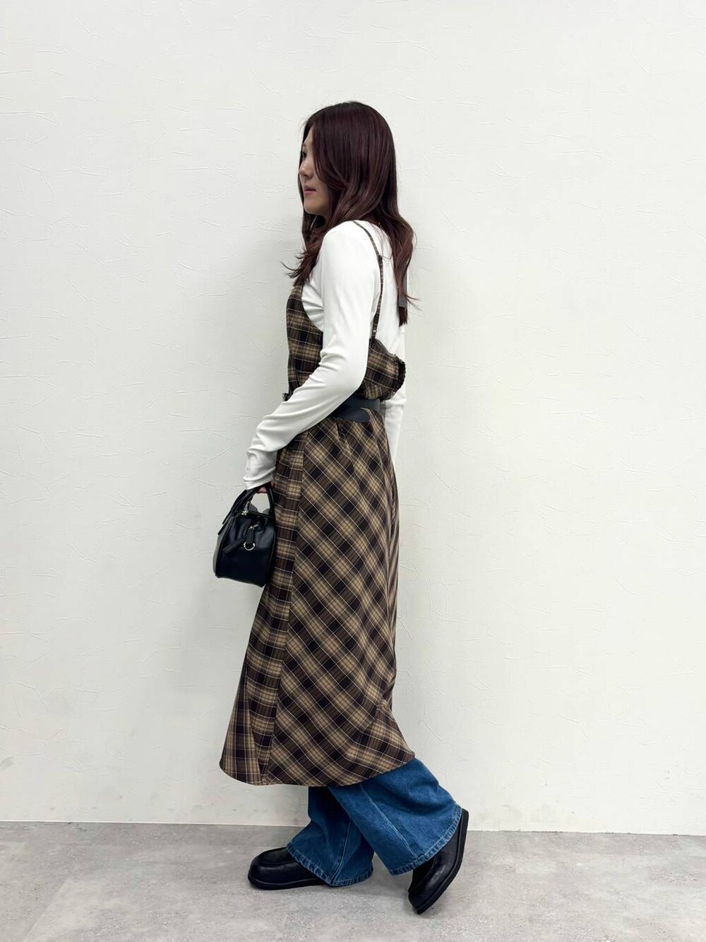 ホワイト系のTシャツ/カットソー、ブラック系のボストンバッグ、ブラック系のローファーを着用したレディースの冬コーディネートの3枚目の写真