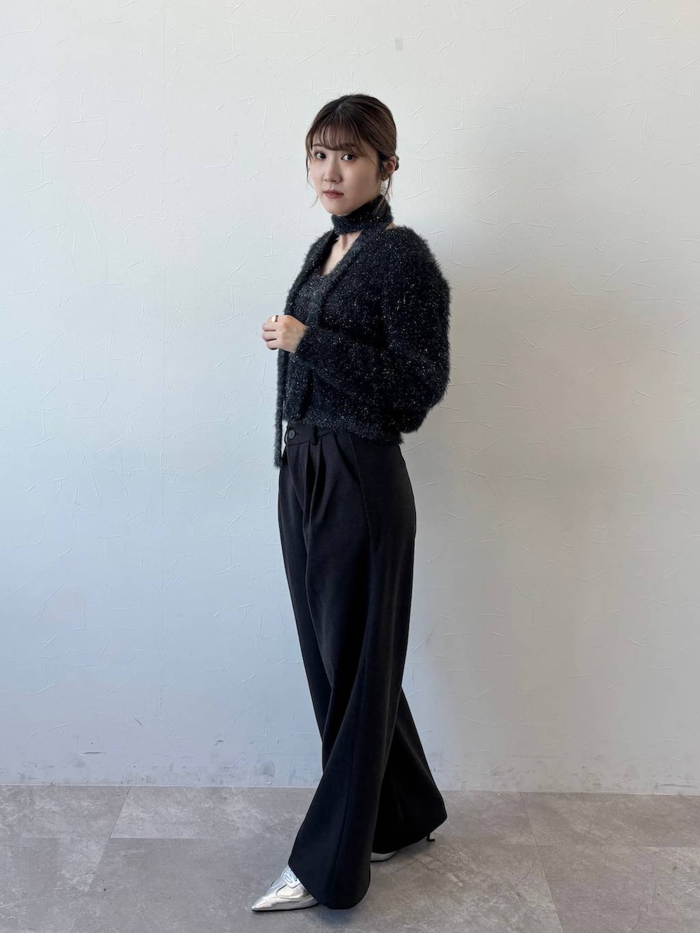 「高身長、きれいめ、FOREVER 21」｜「FOREVER 21の【2024FW】スニーカーミュール（パンプス、シルバー系）」を使った、ちゃやかさん（レディース・167cm）の冬コーディネートの4枚目の写真