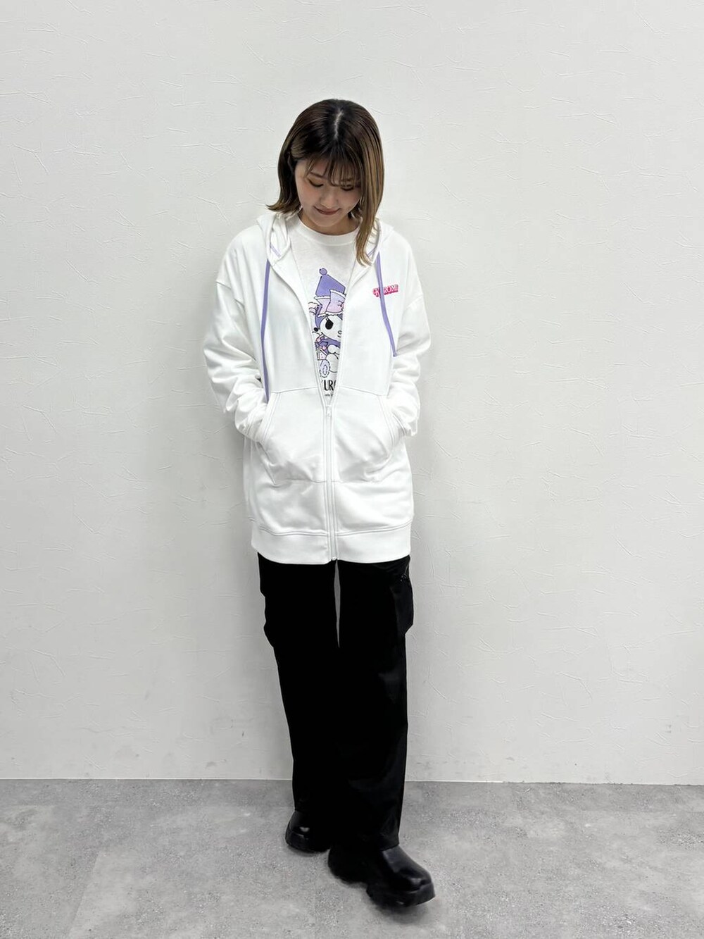 ブラック系のブーツ、ブラック系のカーゴパンツを着用したレディースの冬コーディネートの3枚目の写真