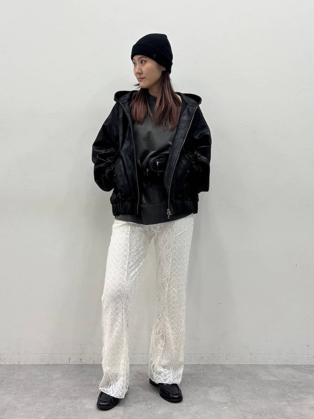 ブラック系のローファー、ブラック系のブルゾン、ホワイト系のその他パンツを着用したレディースの冬コーディネートの3枚目の写真