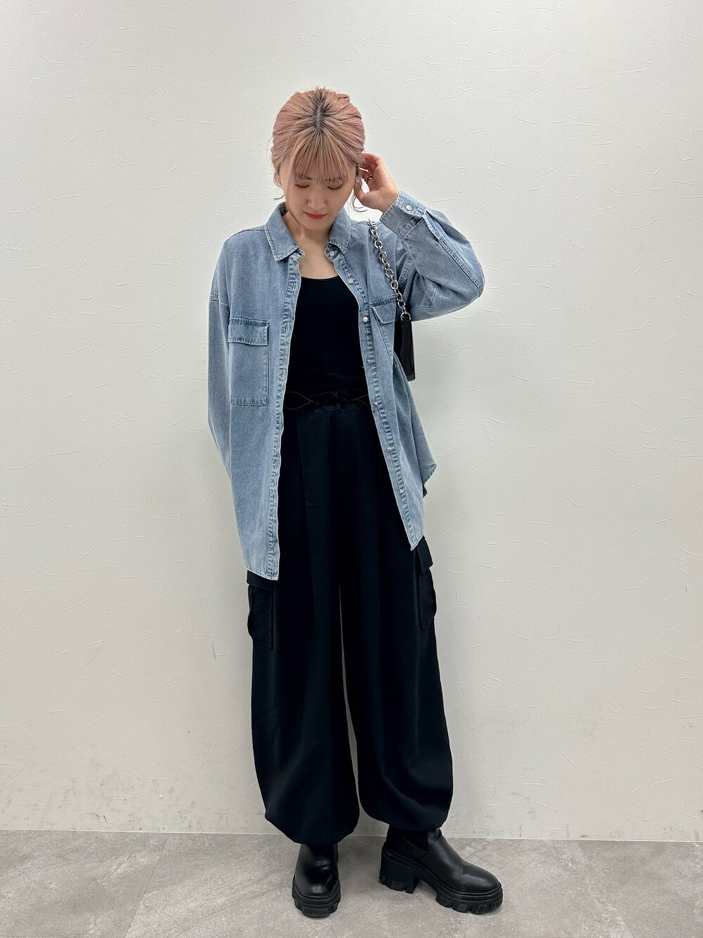 ブルー系のシャツ/ブラウス、ブラック系のカーゴパンツ、ブラック系のキャミソールを着用したレディースの春コーディネートの2枚目の写真