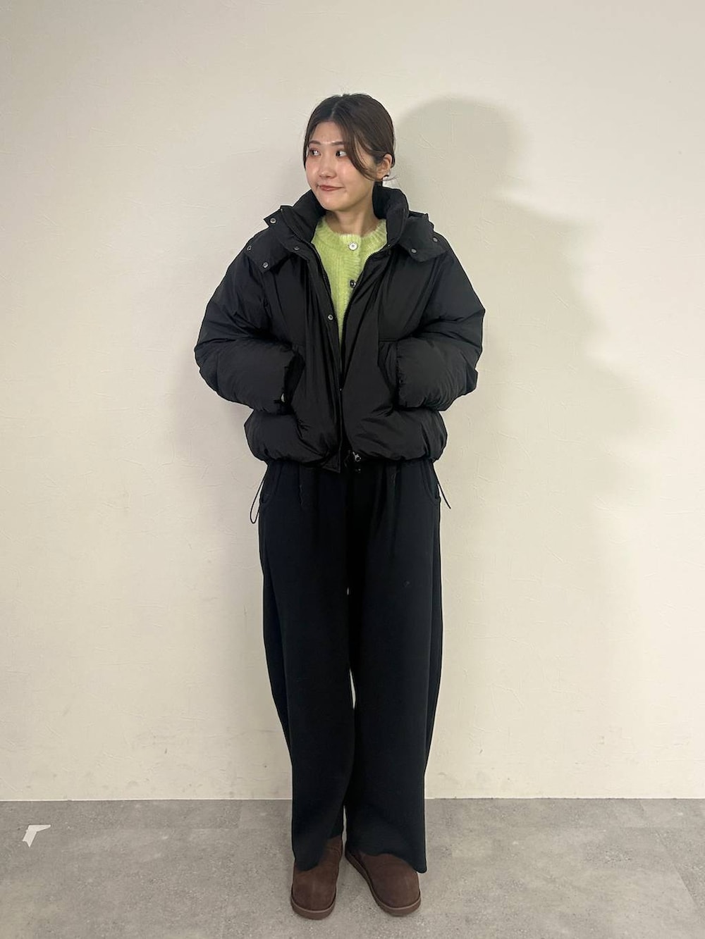 ブラウン系のその他シューズ、ブラック系のスウェットパンツ、グリーン系のカーディガン/ボレロを着用したレディースの冬コーディネートの2枚目の写真