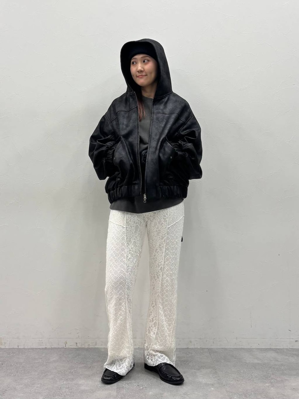 ブラック系のローファー、ブラック系のブルゾン、ホワイト系のその他パンツを着用したレディースの冬コーディネートの5枚目の写真