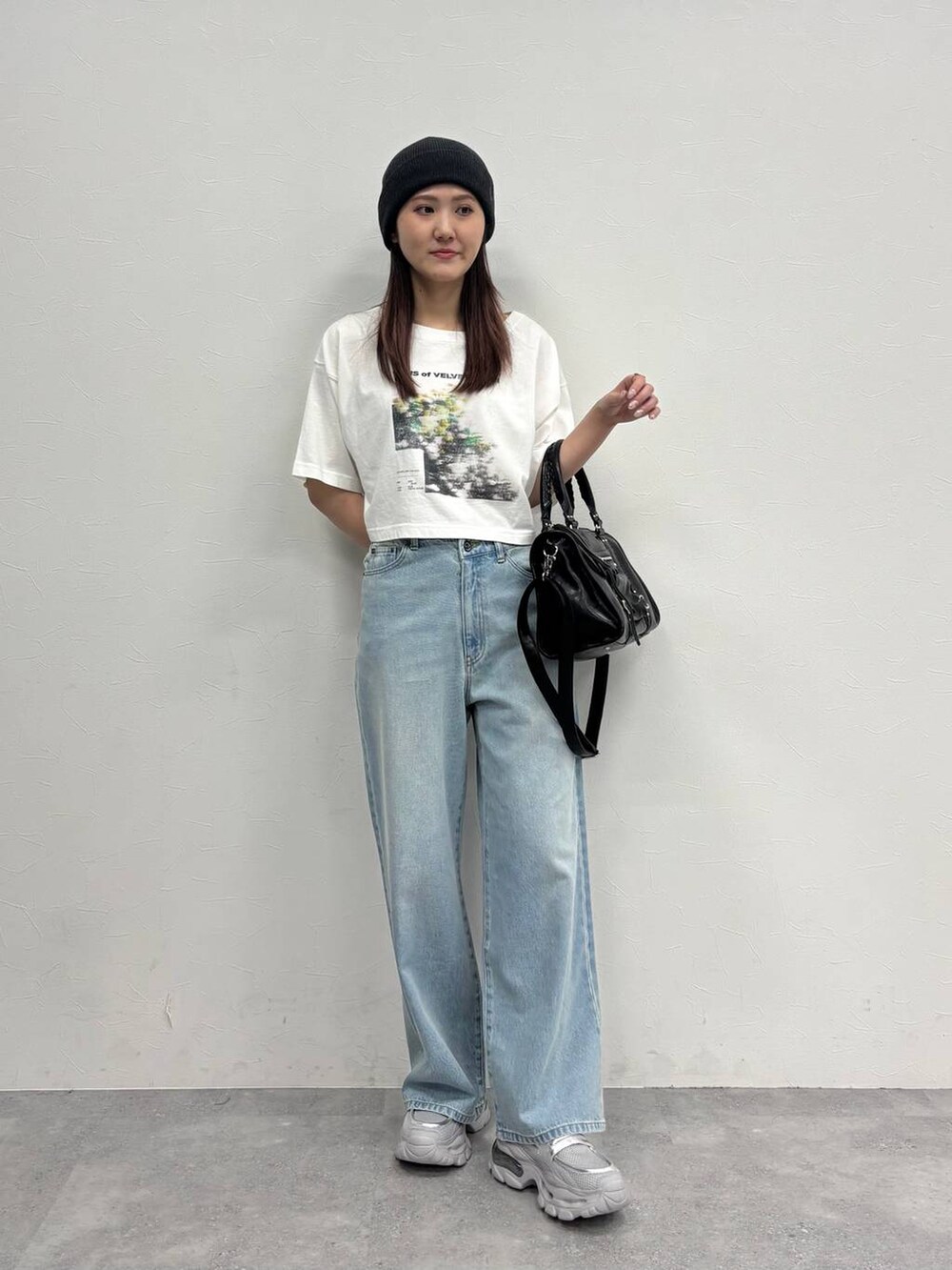 シルバー系のローファー、ブラック系のボストンバッグ、ホワイト系のTシャツ/カットソーを着用したレディースの春コーディネートの2枚目の写真