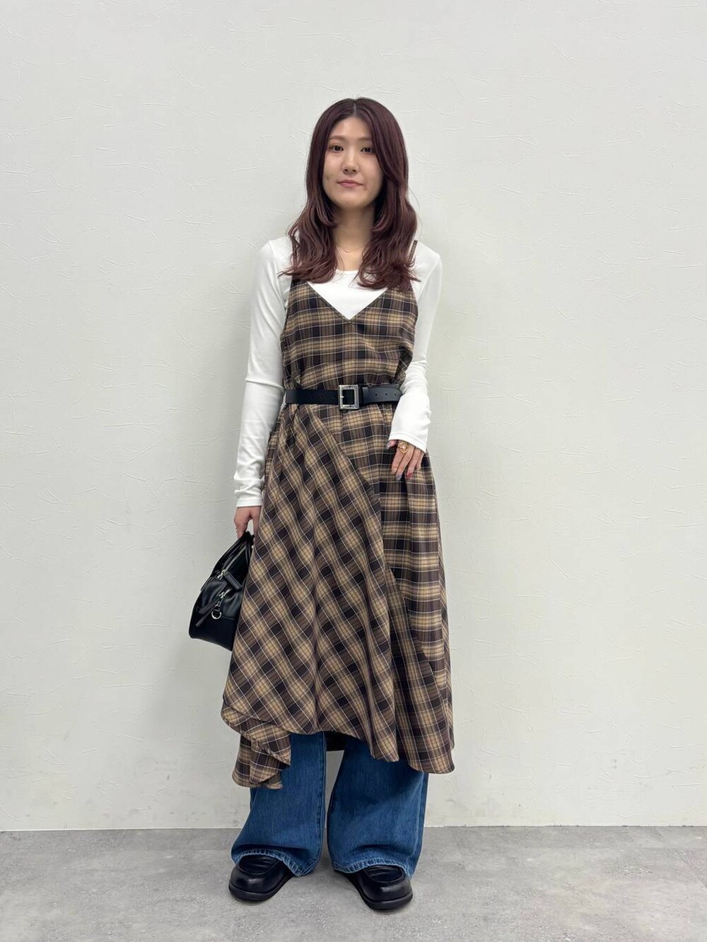 ホワイト系のTシャツ/カットソー、ブラック系のボストンバッグ、ブラック系のローファーを着用したレディースの冬コーディネートの2枚目の写真