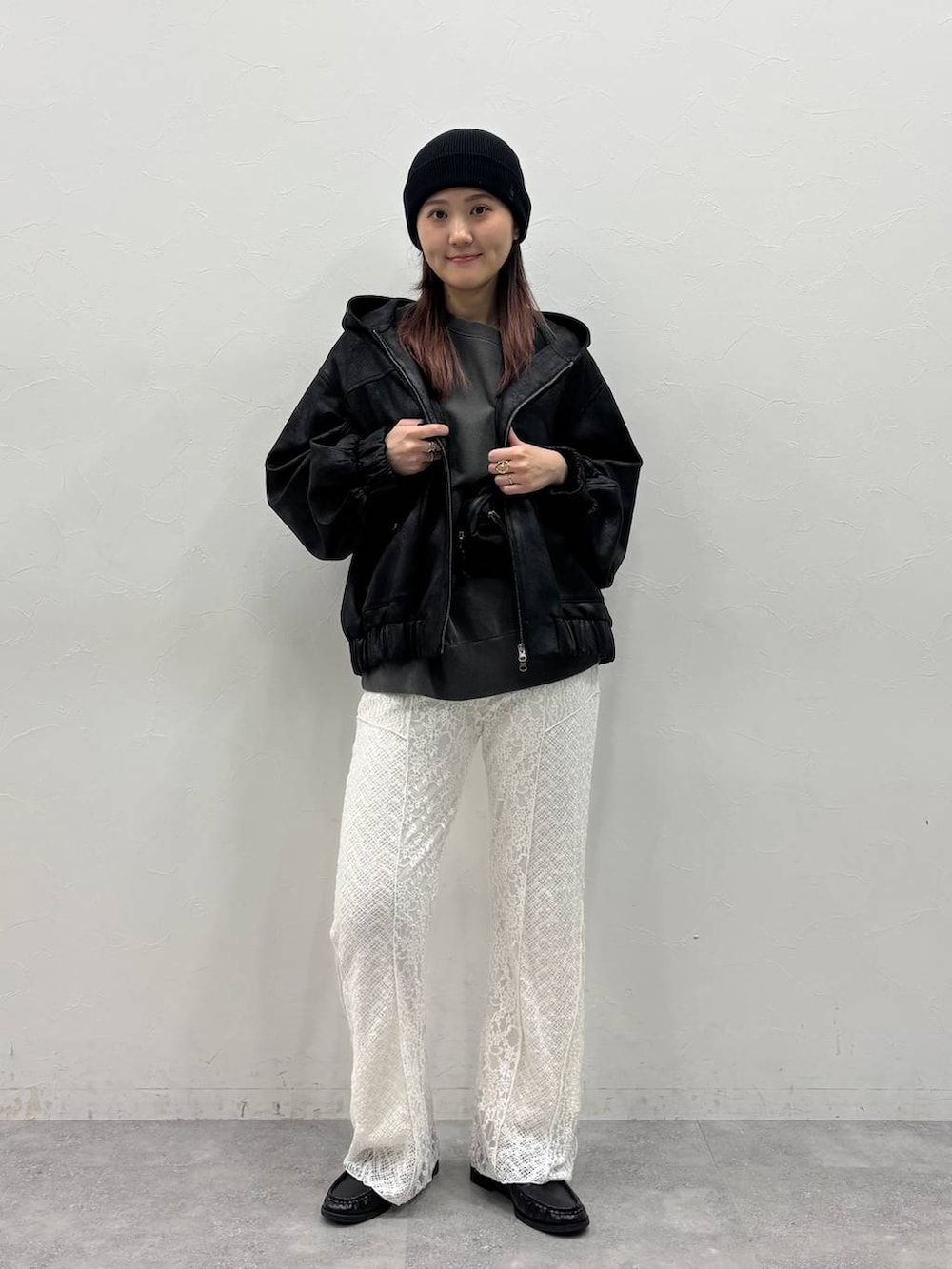 ブラック系のローファー、ブラック系のブルゾン、ホワイト系のその他パンツを着用したレディースの冬コーディネートの2枚目の写真