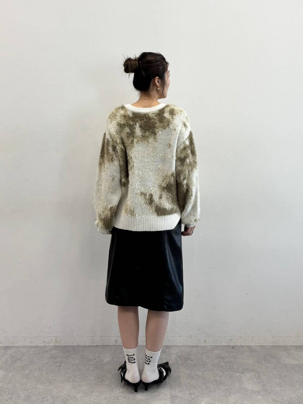 ホワイト系のニット/セーター、ブラック系のパンプスを着用したレディースの秋コーディネートの3枚目の写真