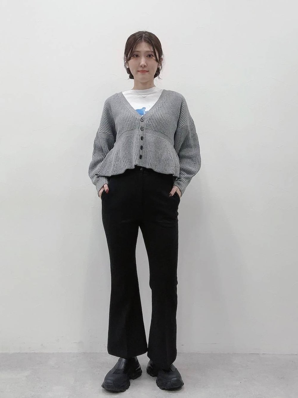 ブラック系のブーツ、ブラック系のその他パンツ、グレー系のカーディガン/ボレロを着用したレディースの秋コーディネートの2枚目の写真