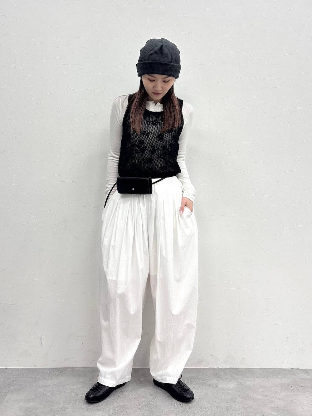 ホワイト系のTシャツ/カットソー、ブラック系のスニーカー、ホワイト系のカーゴパンツを着用したレディースの春コーディネートの2枚目の写真