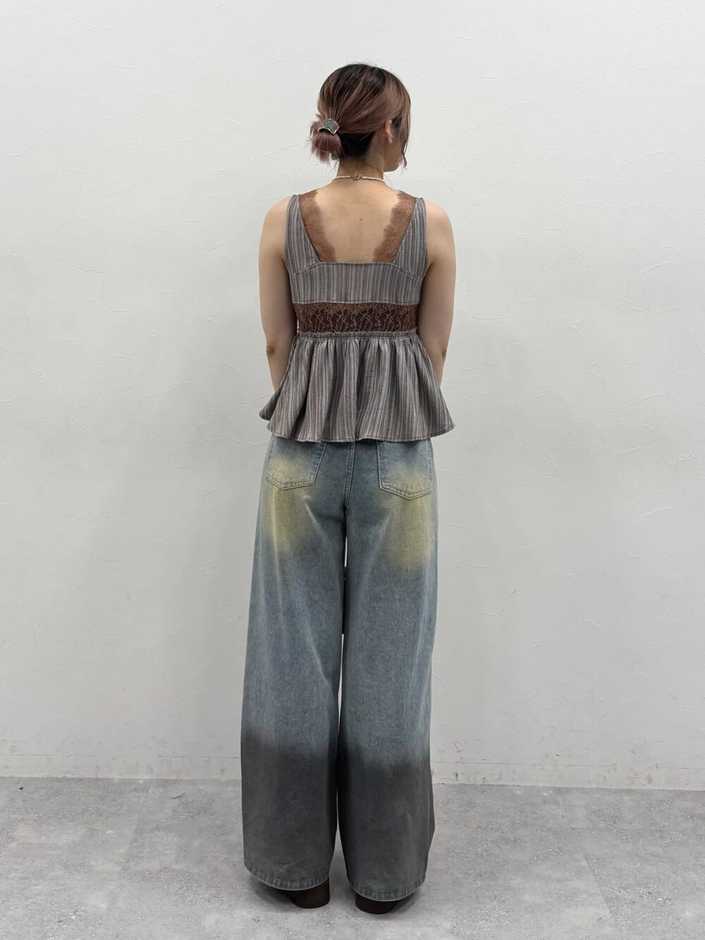 ブラウン系のブーツ、ブルー系のデニムパンツ、ベージュ系のシャツ/ブラウスを着用したレディースの春コーディネートの4枚目の写真