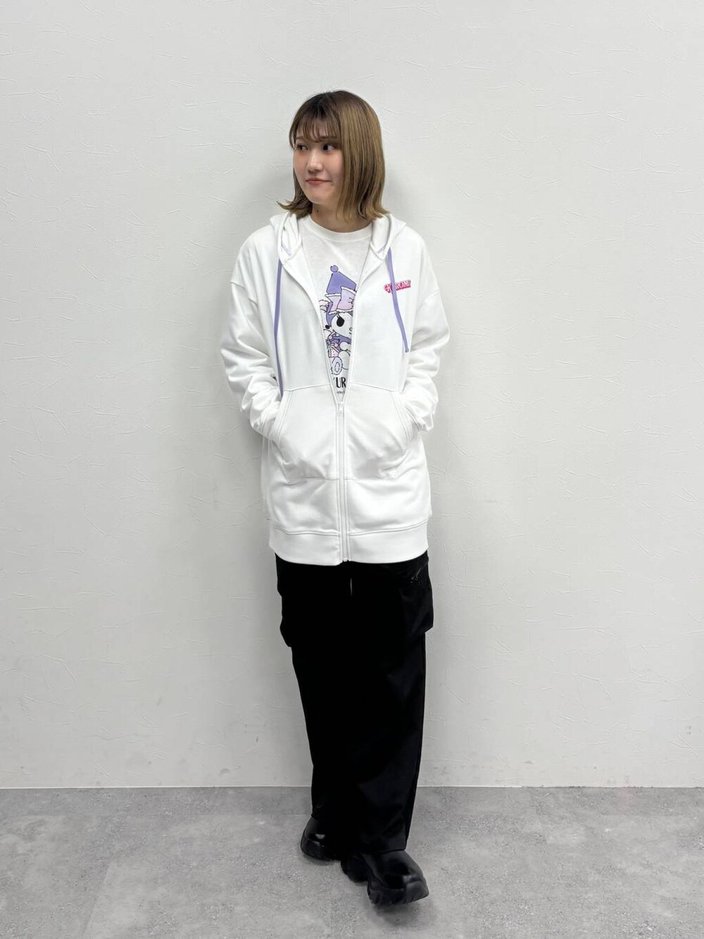 ブラック系のブーツ、ブラック系のカーゴパンツを着用したレディースの冬コーディネートの2枚目の写真