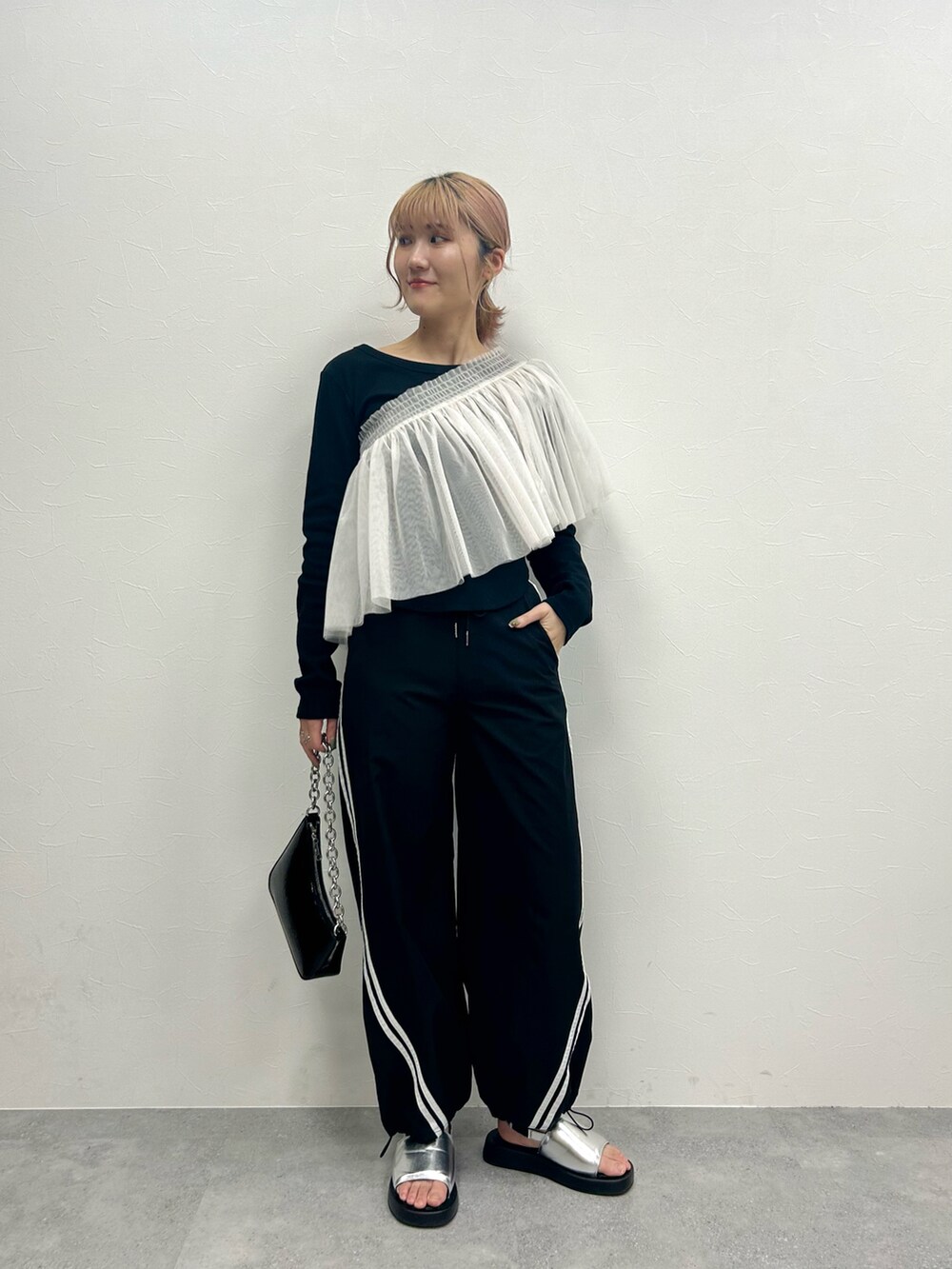 ブラック系のその他パンツ、ホワイト系のチューブトップ、ブラック系のTシャツ/カットソーを着用したレディースの春コーディネートの2枚目の写真