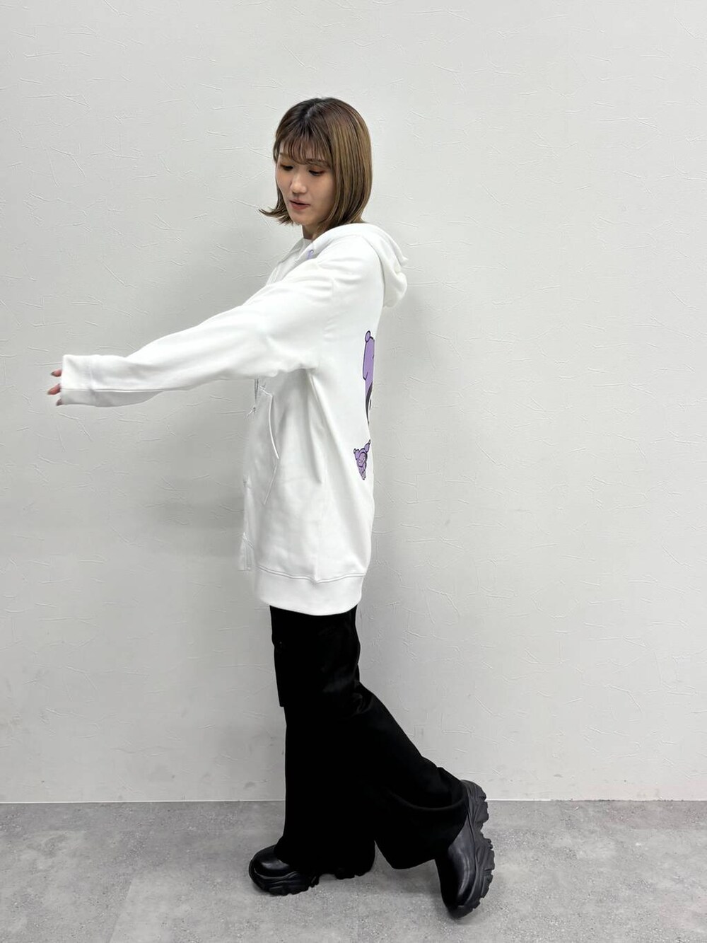 ブラック系のブーツ、ブラック系のカーゴパンツを着用したレディースの冬コーディネートの4枚目の写真