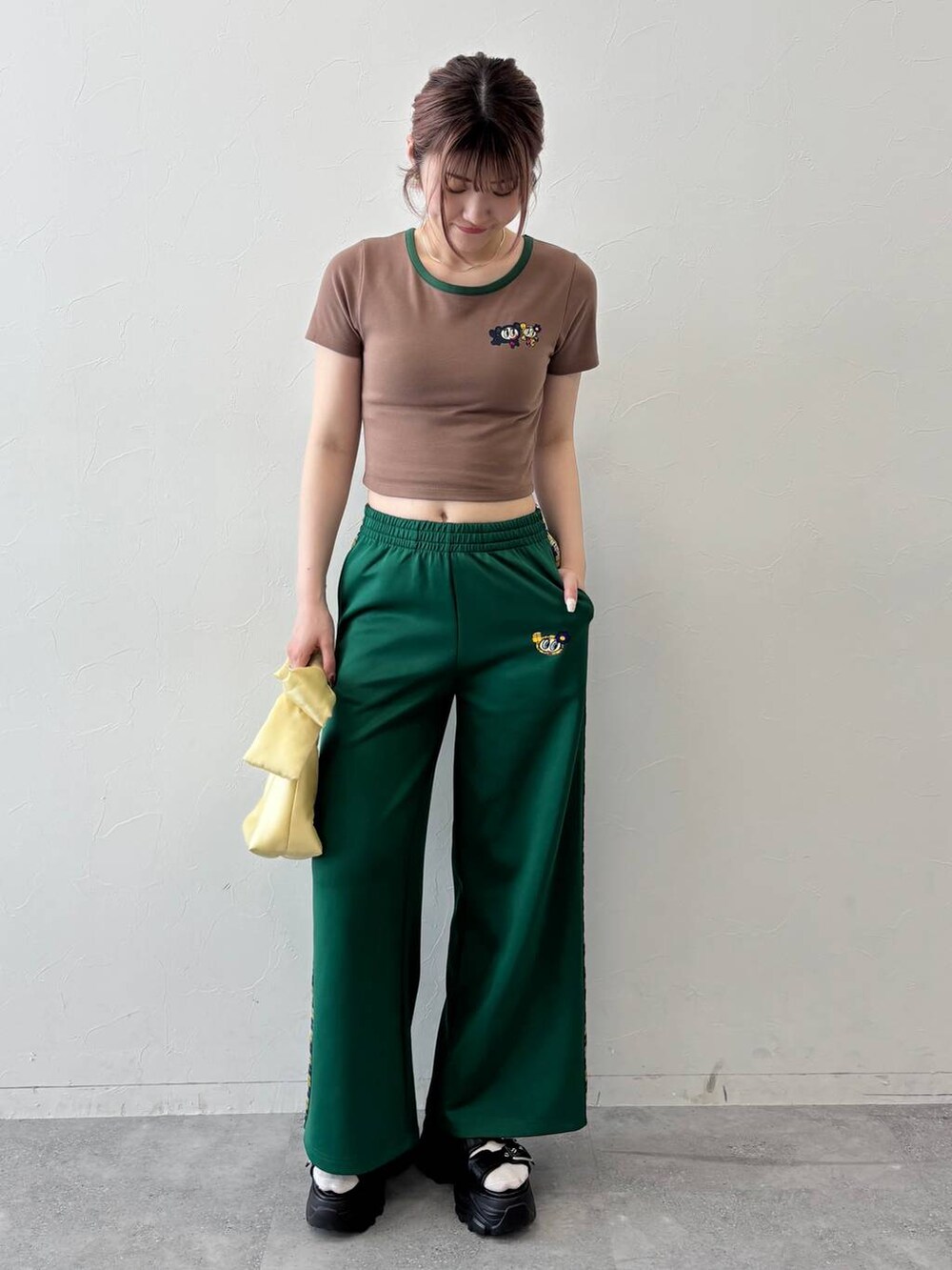 ブラック系のサンダル、グリーン系のその他パンツ、ベージュ系のTシャツ/カットソーを着用したレディースの春コーディネートの2枚目の写真