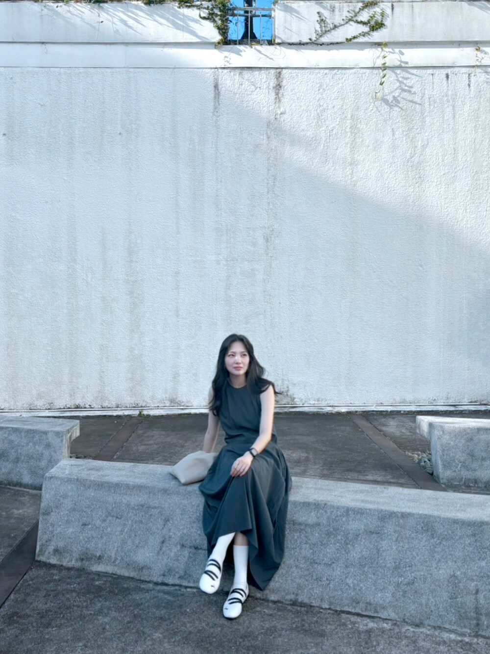 ホワイト系のビーチサンダルを着用したレディースの夏コーディネートの2枚目の写真