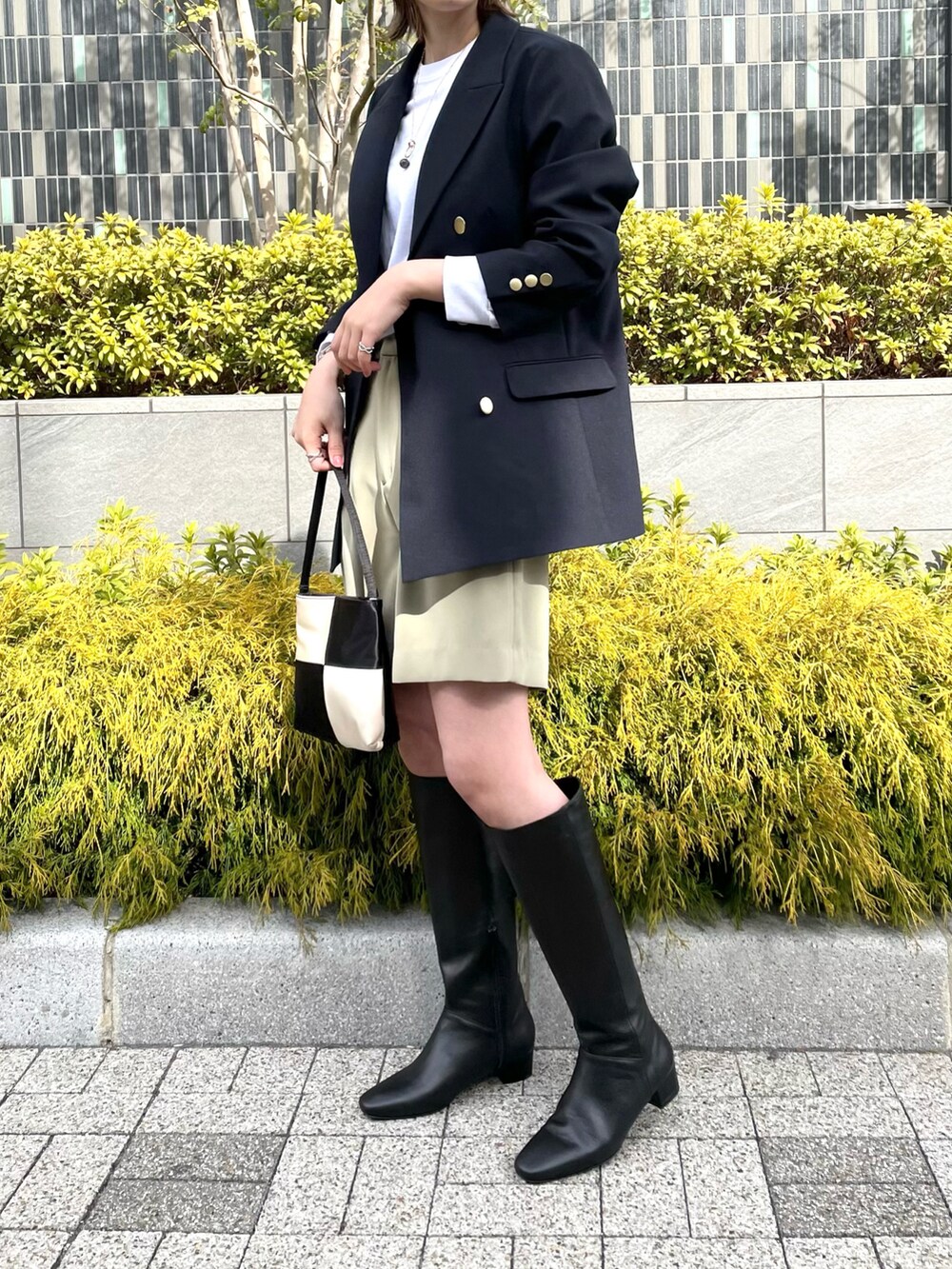 その他のTシャツ/カットソー、ブルー系のその他アウター、ブラック系のハンドバッグを着用したレディースの春コーディネートの2枚目の写真