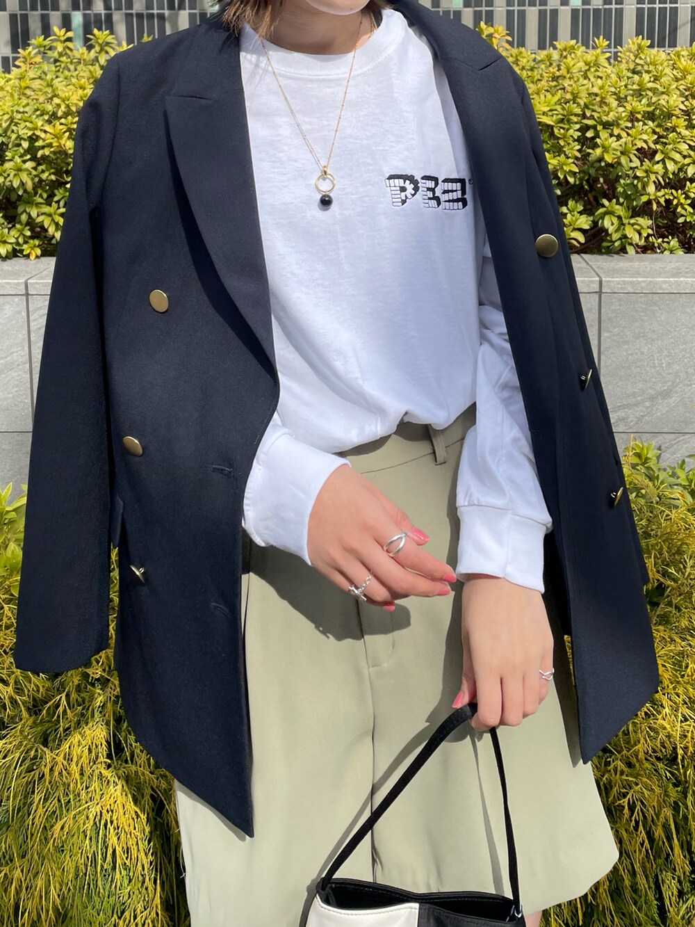 その他のTシャツ/カットソー、ブルー系のその他アウター、ブラック系のハンドバッグを着用したレディースの春コーディネートの3枚目の写真