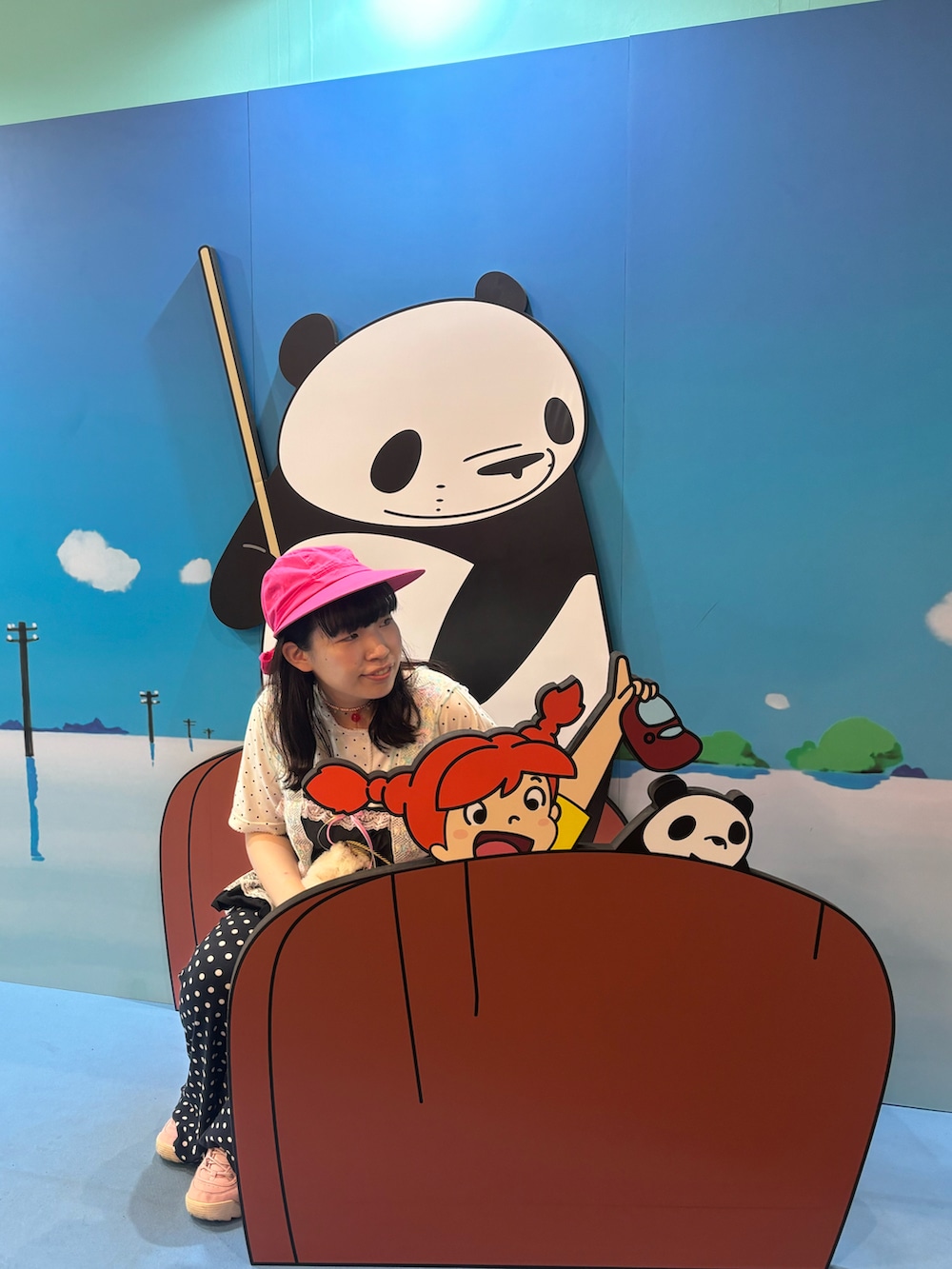 ブラック系のパンツ、ブラック系のキャミソールを着用したレディースの夏コーディネートの2枚目の写真