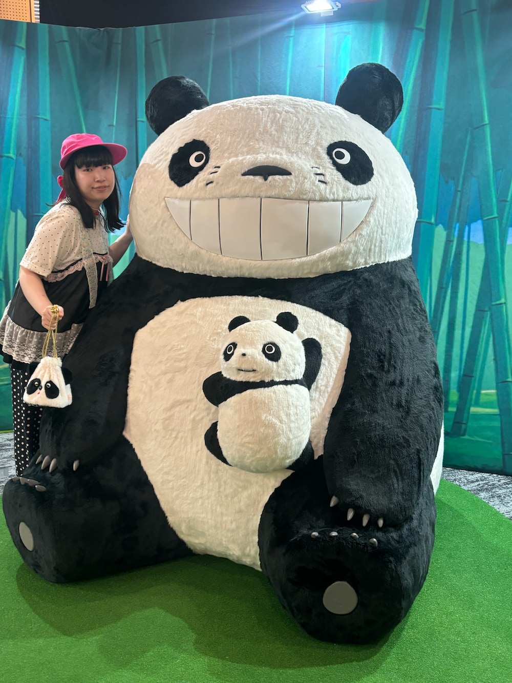 ブラック系のパンツ、ブラック系のキャミソールを着用したレディースの夏コーディネートの3枚目の写真