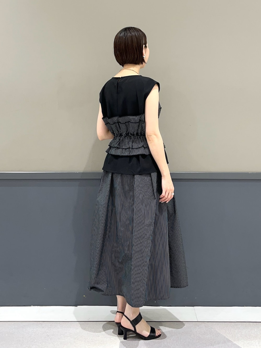 ブラック系のサンダル、その他のシャツ/ブラウス、その他のスカートを着用したレディースの夏コーディネートの2枚目の写真