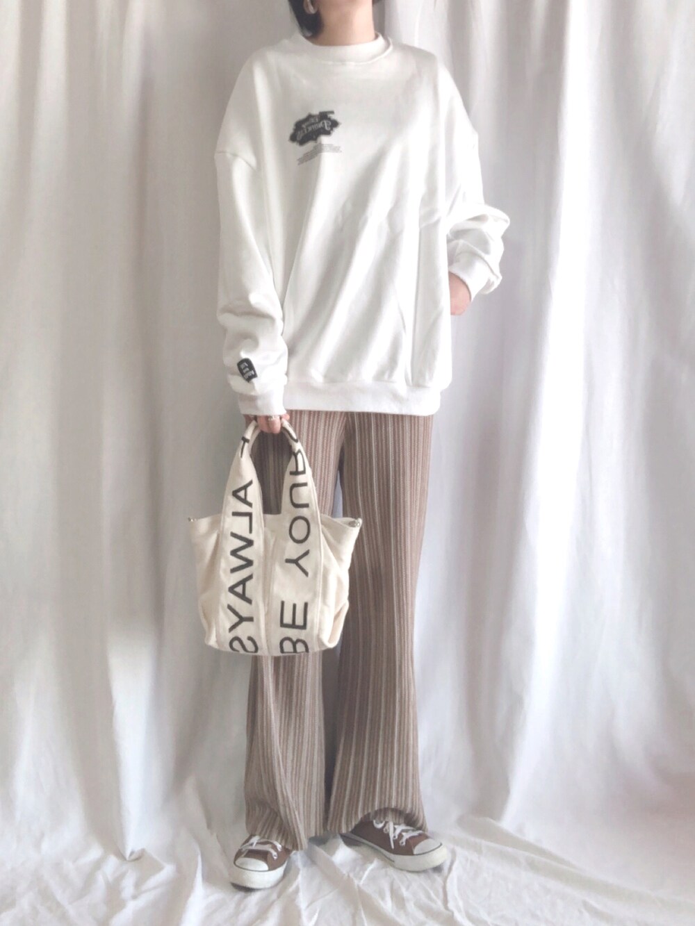 「春、FIG&VIPER、ロゴスウェット、ニットパンツ、ママコーデ、ラフ、ラクチンコーデ、converse、トートバッグ、プチプラコーデ、淡色コーデ、シンプル、高身長女子、disney、PR」｜「FIG&VIPERのDisney princess LOGO BIG PO（スウェット、ホワイト系）」を使った、Sari☺︎さん（レディース・167cm）の春コーディネートの2枚目の写真
