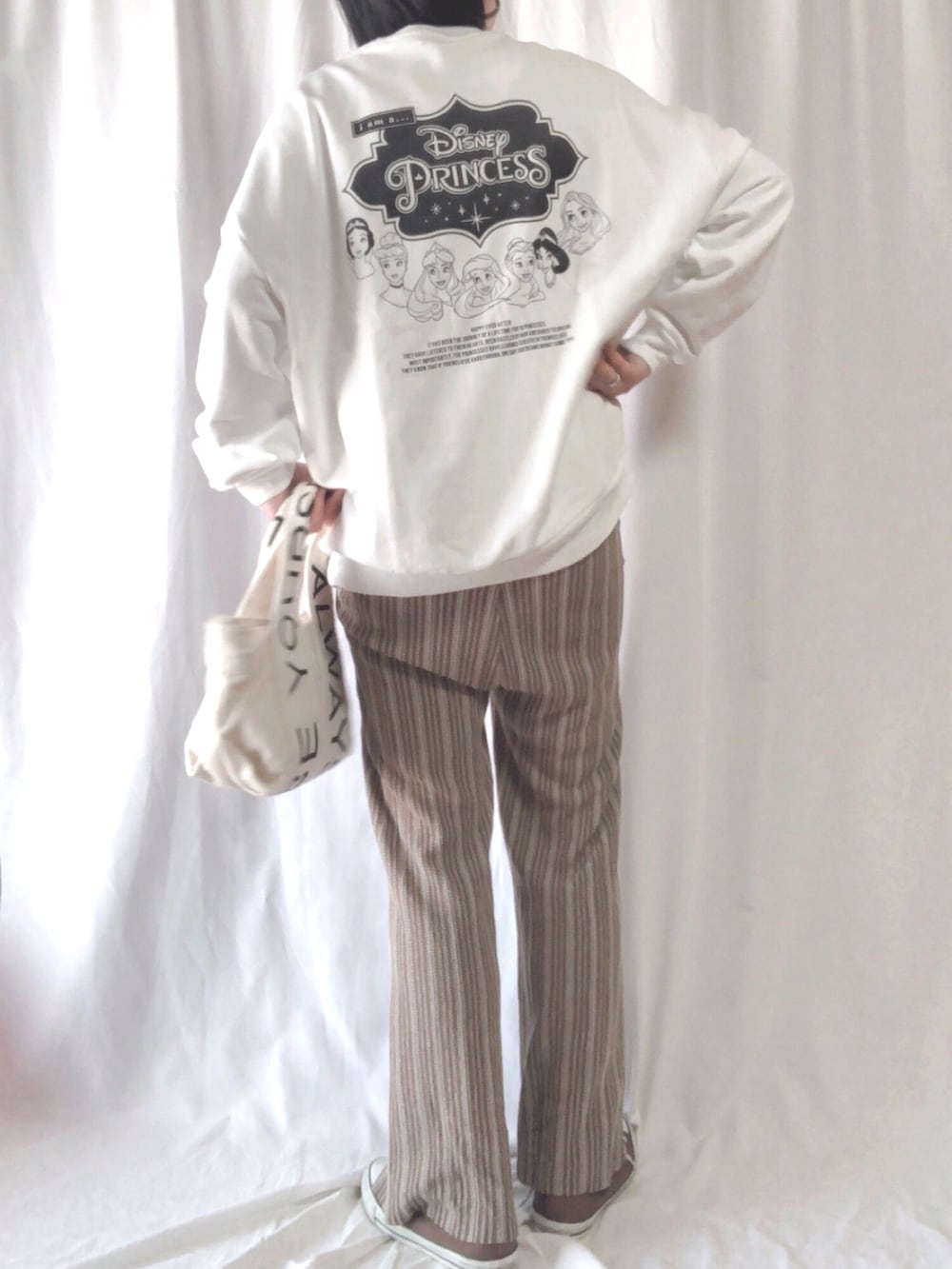 「春、FIG&VIPER、ロゴスウェット、ニットパンツ、ママコーデ、ラフ、ラクチンコーデ、converse、トートバッグ、プチプラコーデ、淡色コーデ、シンプル、高身長女子、disney、PR」｜「FIG&VIPERのDisney princess LOGO BIG PO（スウェット、ホワイト系）」を使った、Sari☺︎さん（レディース・167cm）の春コーディネートの3枚目の写真