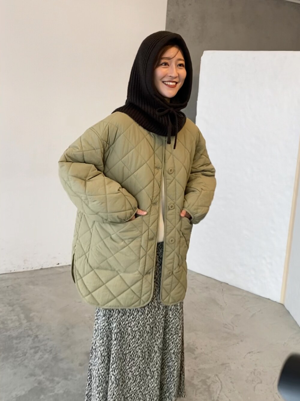 グリーン系のその他アウター、その他のその他を着用したレディースの秋コーディネートの3枚目の写真