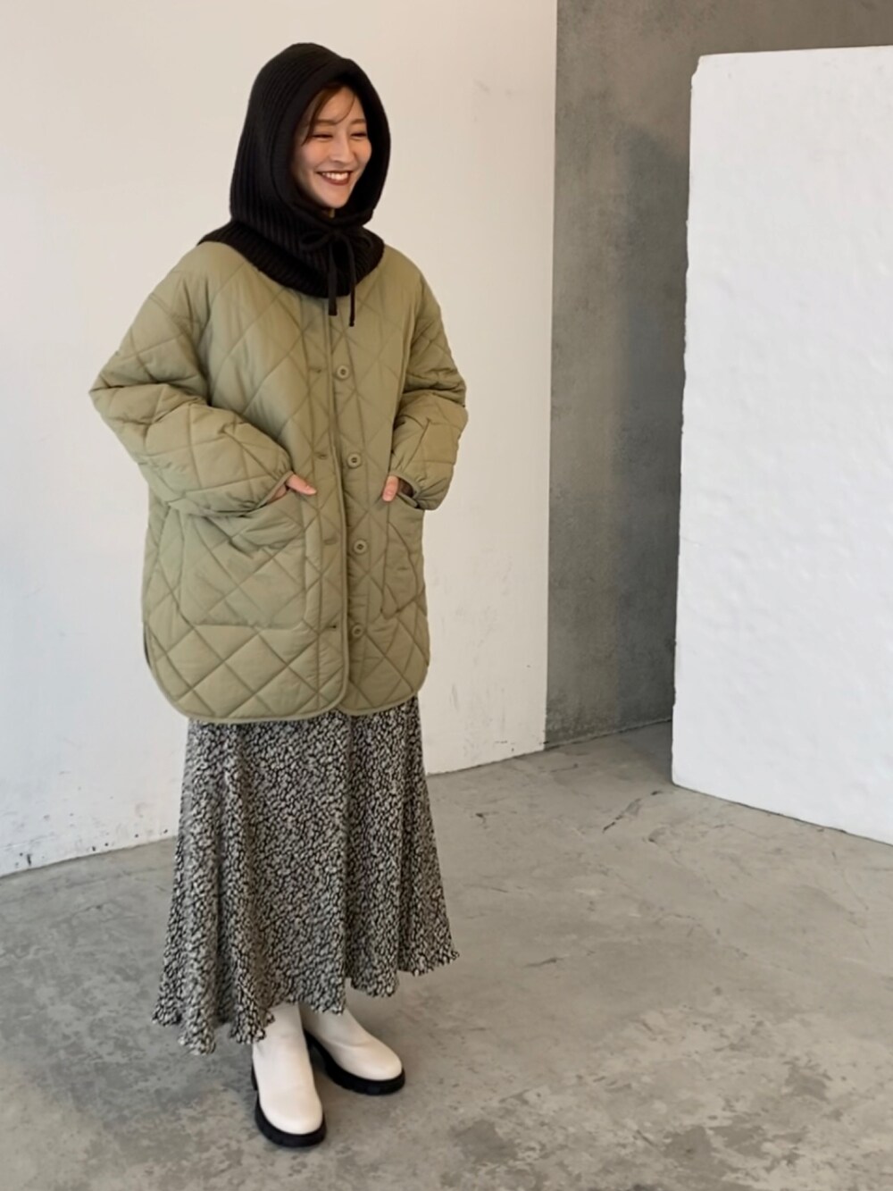 グリーン系のその他アウター、その他のその他を着用したレディースの秋コーディネートの2枚目の写真