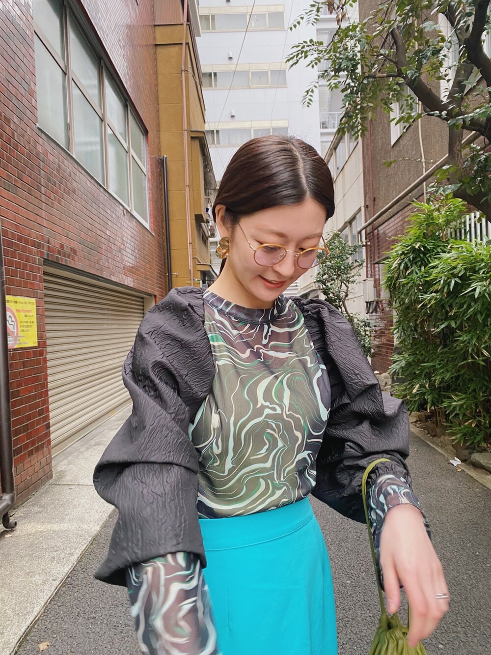 ブラック系のカーディガン/ボレロ、その他のTシャツ/カットソー、ブルー系のスカートを着用したレディースの春コーディネートの3枚目の写真