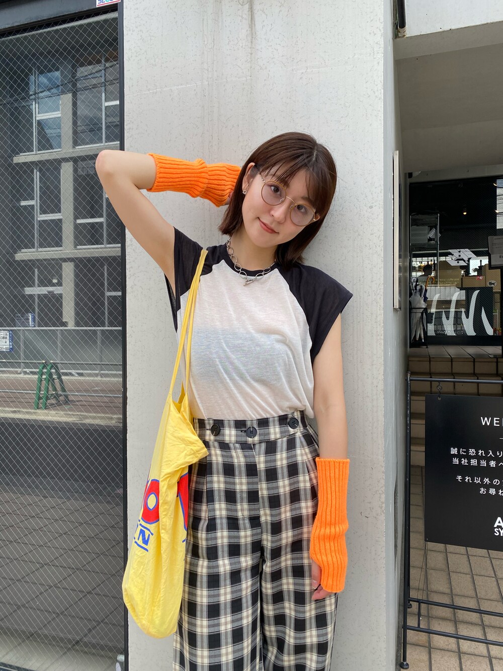 ブラック系のTシャツ/カットソー、その他のパンツ、ブラック系のローファーを着用したレディースの夏コーディネートの2枚目の写真