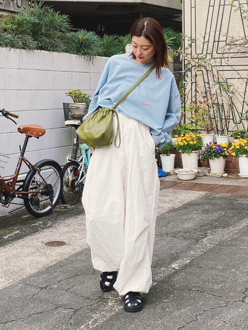 ホワイト系のカーゴパンツ、ブルー系のトップス、その他のその他を着用したレディースの冬コーディネートの3枚目の写真