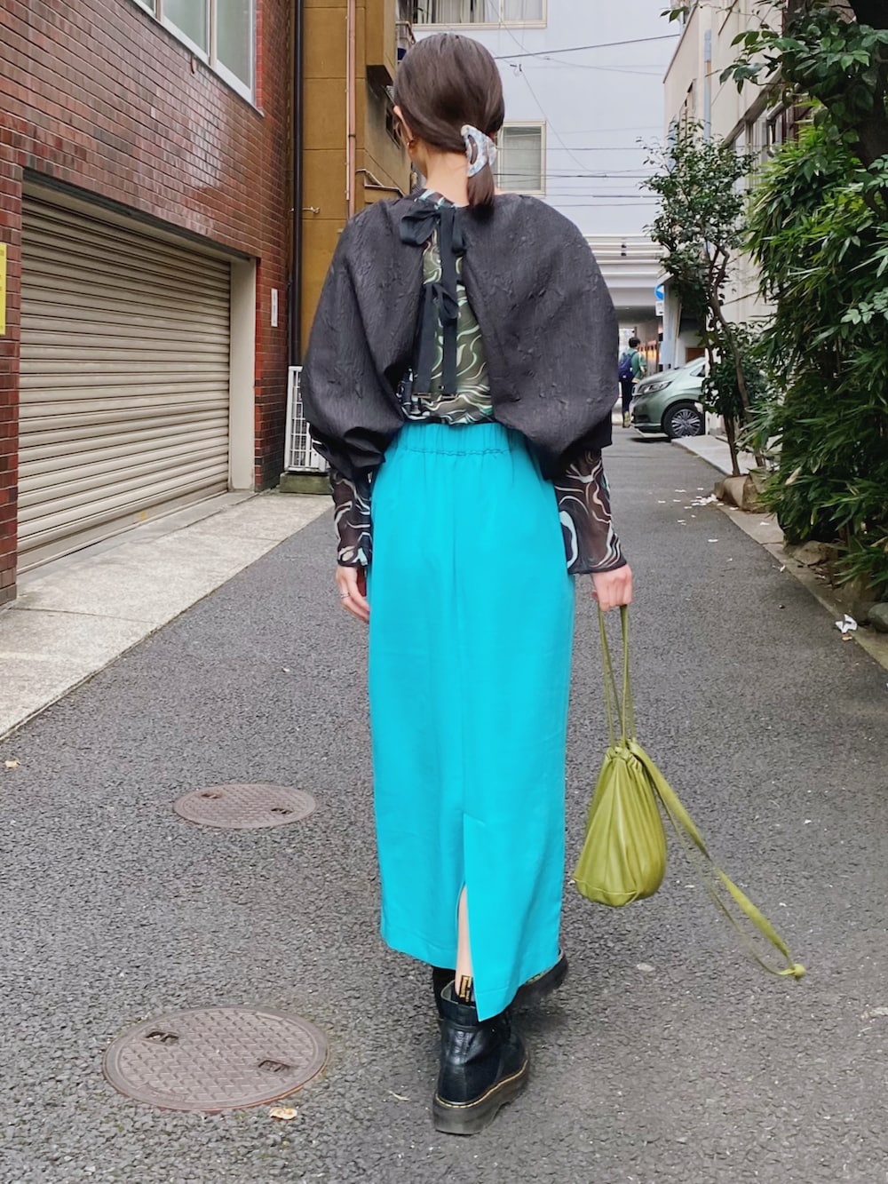 ブラック系のカーディガン/ボレロ、その他のTシャツ/カットソー、ブルー系のスカートを着用したレディースの春コーディネートの2枚目の写真