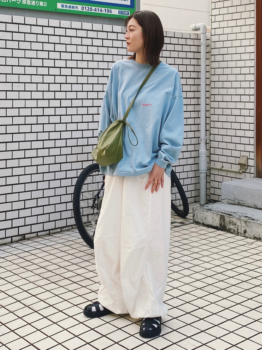 ホワイト系のカーゴパンツ、ブルー系のトップス、その他のその他を着用したレディースの冬コーディネートの2枚目の写真