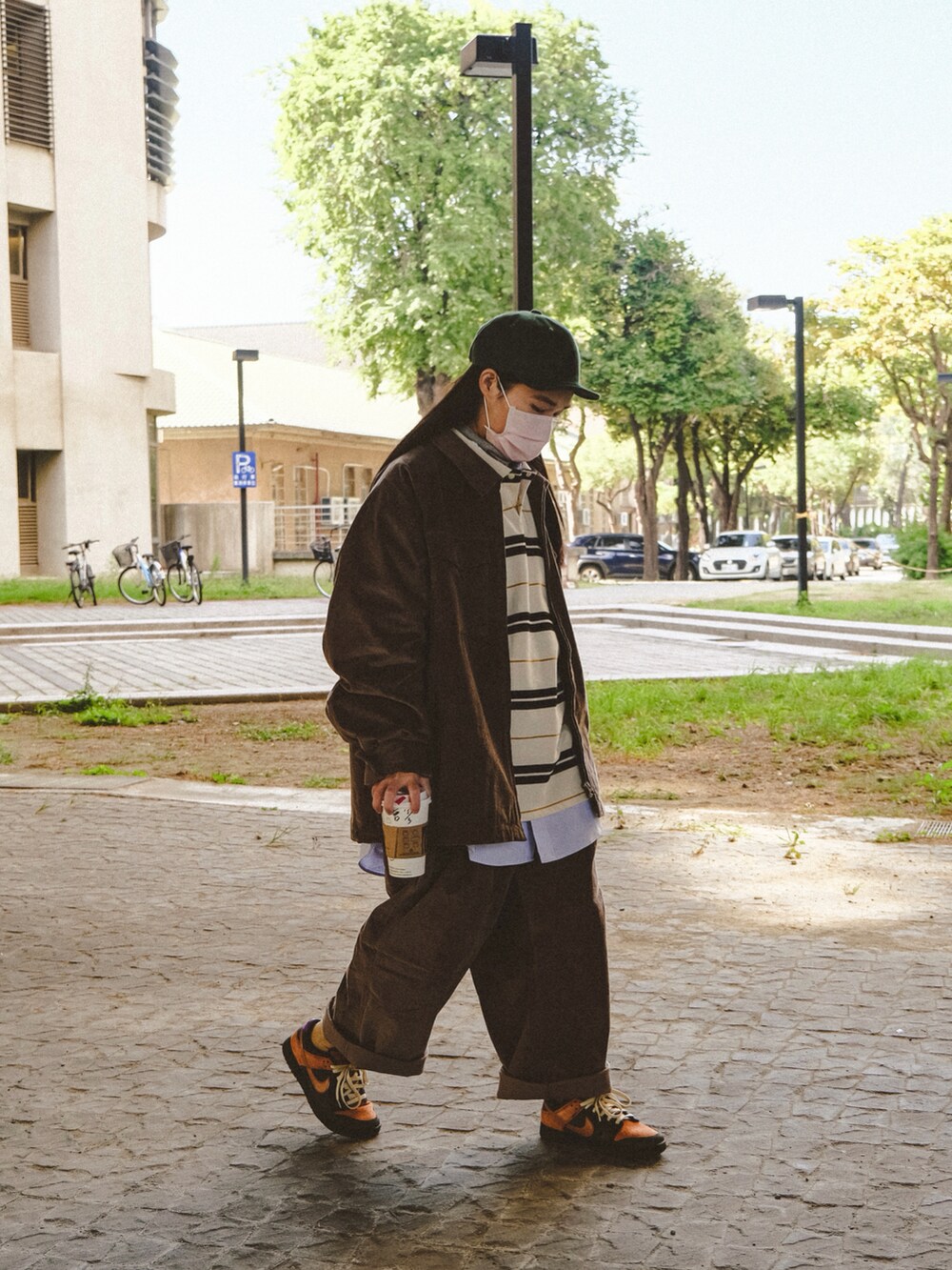 ブラウン系のジャケット/アウター、ブルー系のシャツ/ブラウス、ベージュ系のポロシャツを着用したレディースの冬コーディネートの2枚目の写真