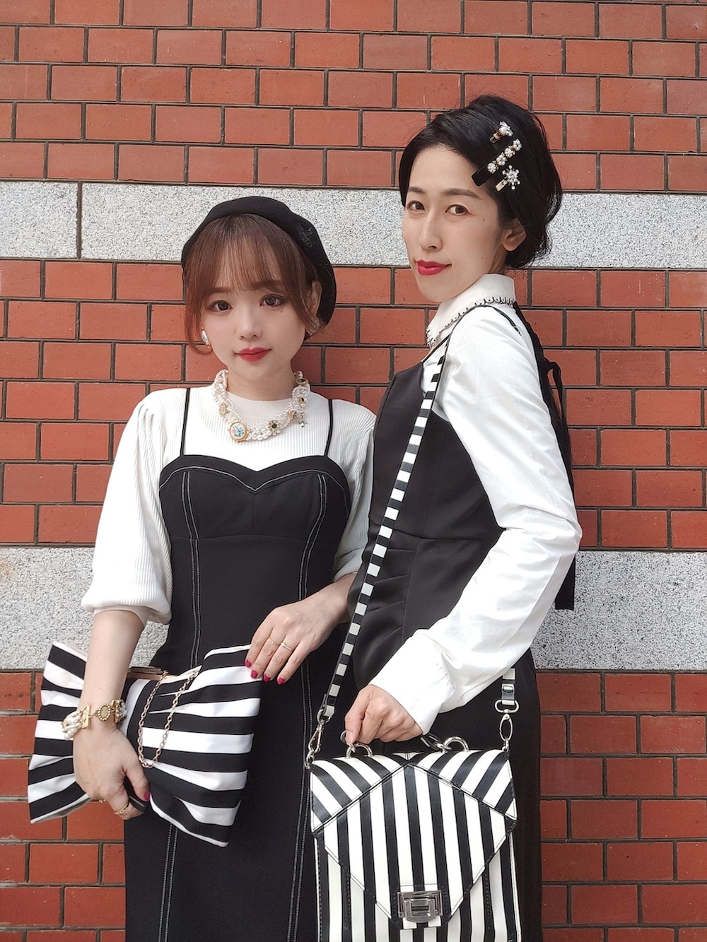 ブラック系のワンピース/ドレス、ブラック系のクラッチバッグ、ブラック系のシューズを着用したレディースの秋コーディネートの3枚目の写真