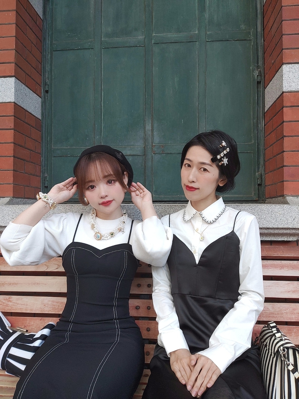 ブラック系のワンピース/ドレス、ブラック系のクラッチバッグ、ブラック系のシューズを着用したレディースの秋コーディネートの2枚目の写真