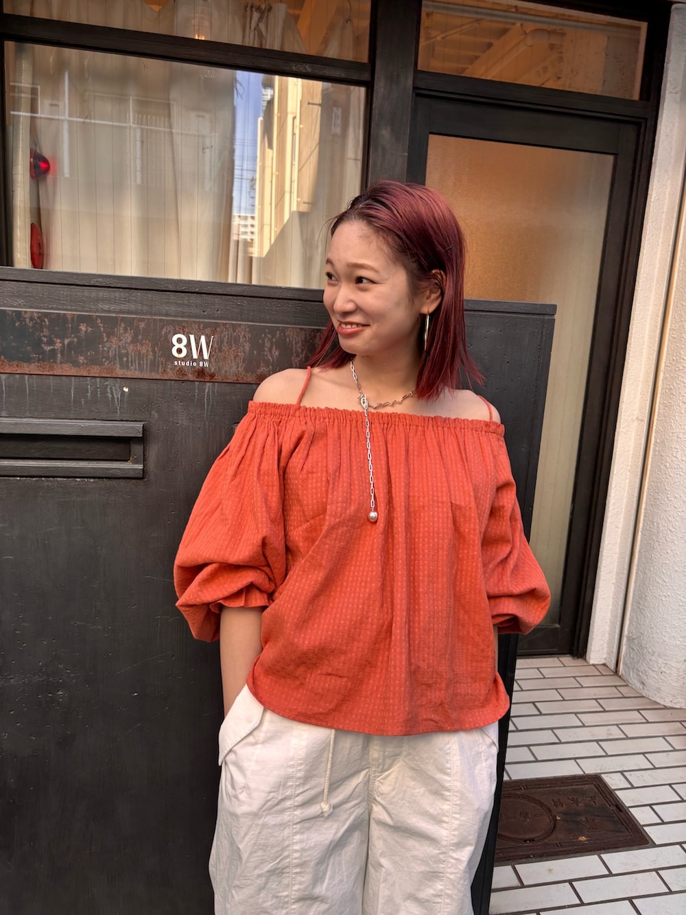 「ブラウス、ミリタリーパンツ、春コーデ、ママコーデ、妊婦コーデ、カジュアルコーデ、オフショル、カラーコーデ」｜「Ungridのオフショルギャザーボリュームブラウス（シャツ/ブラウス、オレンジ系）」を使った、あやさん（レディース・163cm）の冬コーディネートの6枚目の写真