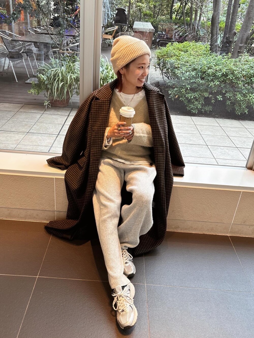 「新星WEARISTAにエントリー、おしゃ見えテクニック、冬アウター、クリスマスに着たい服、ロングコート、ニット帽、スニーカー、大人かわいい、大人コーデ、ラフコーデ、レイヤードスタイル」｜「Ungridの起毛デザインＶネックニット（ニット/セーター、グレー系）」を使った、あやさん（レディース・163cm）の冬コーディネートの5枚目の写真