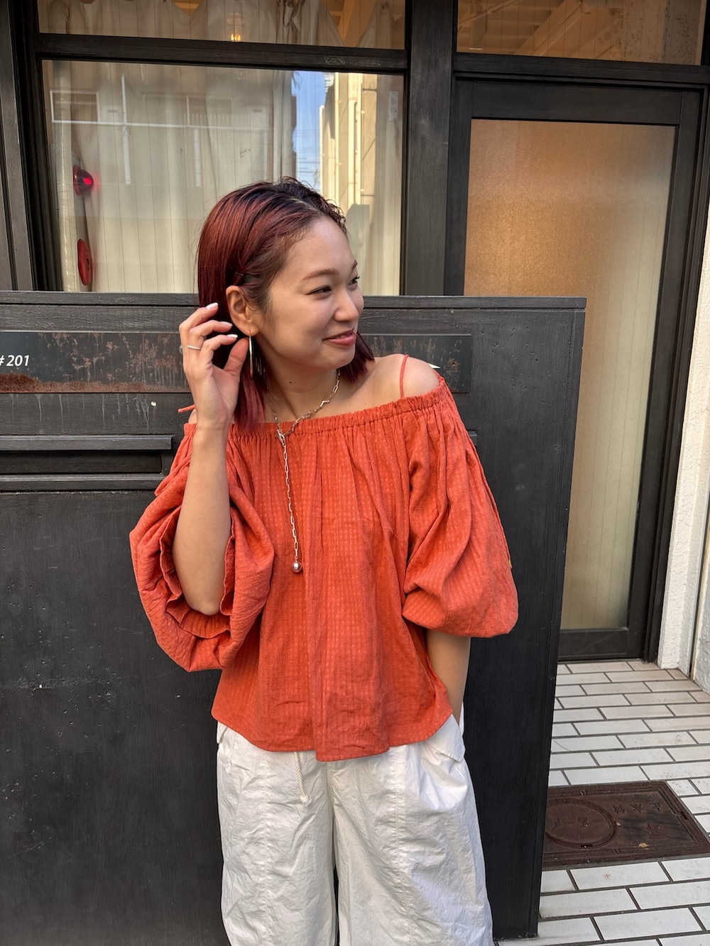 「ブラウス、ミリタリーパンツ、春コーデ、ママコーデ、妊婦コーデ、カジュアルコーデ、オフショル、カラーコーデ」｜「Ungridのオフショルギャザーボリュームブラウス（シャツ/ブラウス、オレンジ系）」を使った、あやさん（レディース・163cm）の冬コーディネートの3枚目の写真