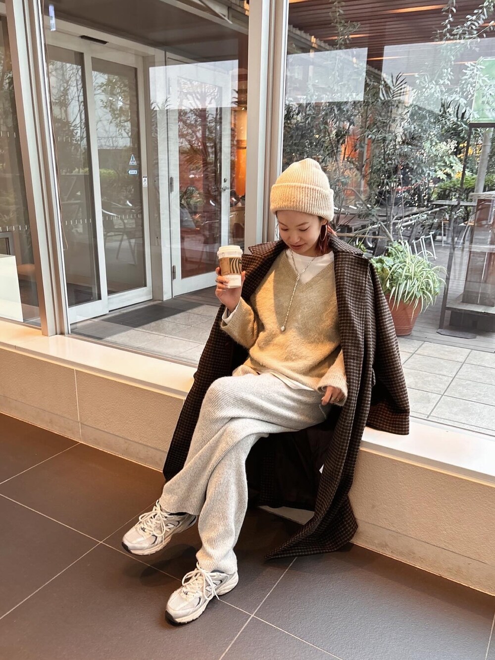 「新星WEARISTAにエントリー、おしゃ見えテクニック、冬アウター、クリスマスに着たい服、ロングコート、ニット帽、スニーカー、大人かわいい、大人コーデ、ラフコーデ、レイヤードスタイル」｜「Ungridの起毛デザインＶネックニット（ニット/セーター、グレー系）」を使った、あやさん（レディース・163cm）の冬コーディネートの3枚目の写真