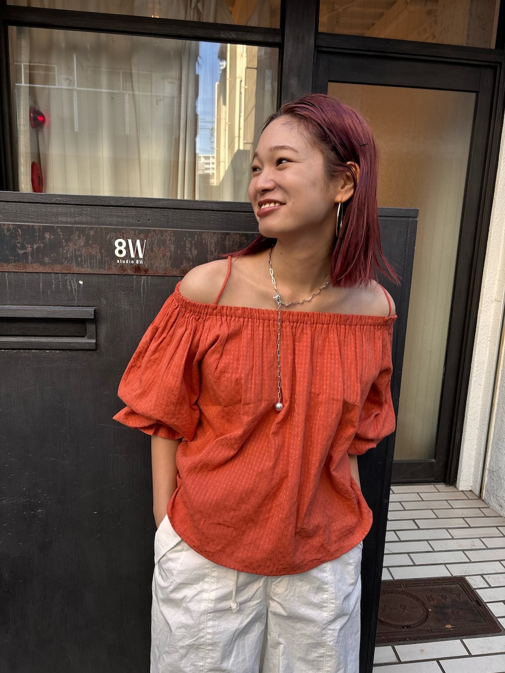 「ブラウス、ミリタリーパンツ、春コーデ、ママコーデ、妊婦コーデ、カジュアルコーデ、オフショル、カラーコーデ」｜「Ungridのオフショルギャザーボリュームブラウス（シャツ/ブラウス、オレンジ系）」を使った、あやさん（レディース・163cm）の冬コーディネートの7枚目の写真